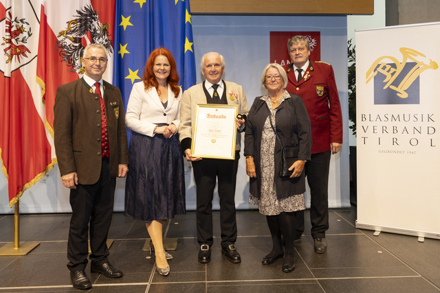 Josef Reiter von der BMK Bruck am Ziller ist 60 Jahre dabei.  | Foto: Land Tirol/die Fotografen