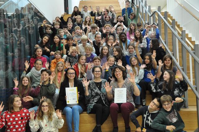 Schuladministratorin Karin Banovits, Gabriela Mausser von der NÖ Krebshilfe und Organisatorin Ingrid Jedlicka (vorne Mitte v.l.n.r.) freuen sich mit den Kindern über das tolle Spendenergebnis. | Foto: BG/BRG Perchtoldsdorf