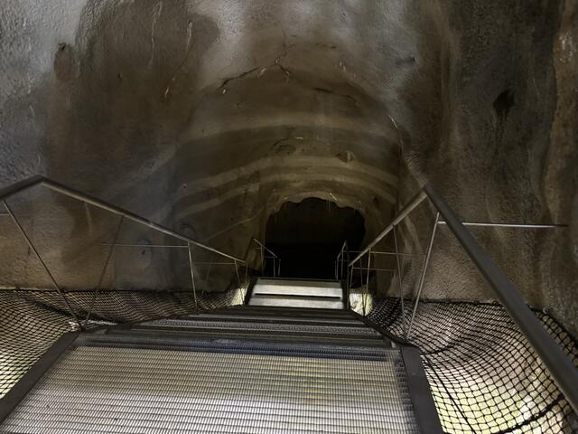 Besucherinnen und Besucher können auch in die unterirdischen Bereiche des Festungsbergs gehen.  | Foto: Barbara Fluckinger