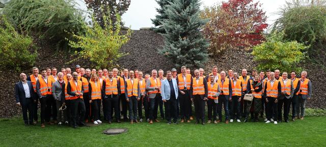Harald Höpperger und das Team der Firmenkundenbetreuer:innen der Tiroler Raiffeisenbanken. | Foto: Höpperger Umweltschutz