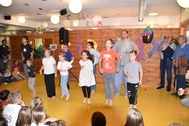 Die Kinder präsentierten bei der Feier zur Hort-Erweiterung ein buntes Rahmenprogramm. | Foto: Kendlbacher