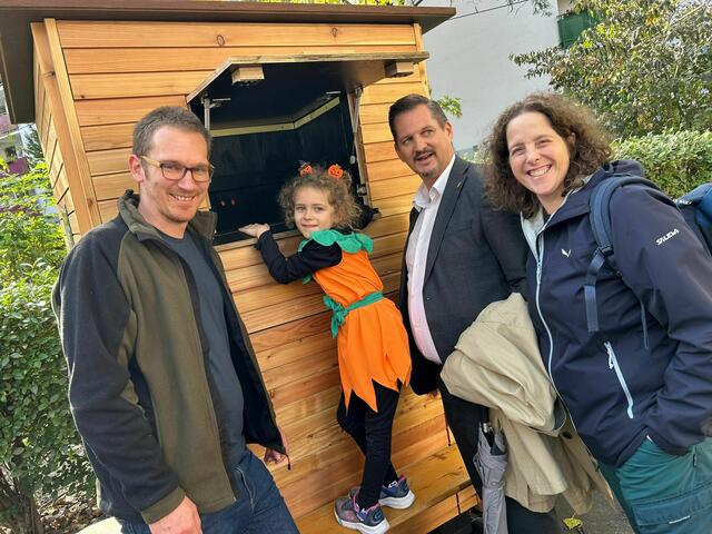 Daniel vom Wurmhotel, Lanea, Bezirksvorsteher Marcus Franz (SPÖ) und Michaela Waiglein-Wirth vor dem Wurmhotel. | Foto: Karl Pufler/MeinBezirk