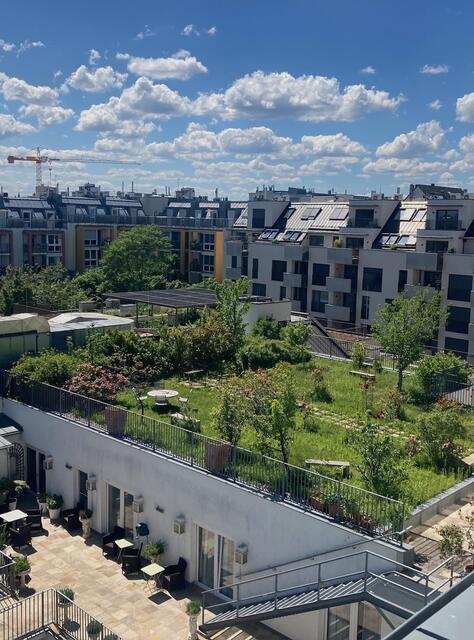 Mitten in Währing befindet sich die Atomos Klinik. Was man von der Straße aus aber nicht vermutet, ist ihr grüner Dachgarten.  | Foto: ATOMOS Klinik Währing