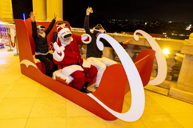 Auch ein Virtual-Reality-Schlitten, mit dem man eine Runde „fliegen“ kann, findet sich im Coca-Cola Weihnachtsdorf. | Foto: Coca-Cola