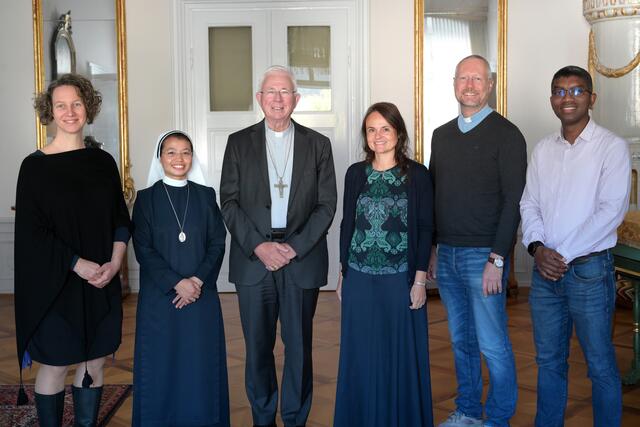 Die neuen Pastoralassistentinnen und -assistenten mit Personalentwicklerin Manuela Ebner zu Besuch bei Erzbischof Franz Lackner (v. l. n. r.: Yvonne Roßmann, Sr. Laura Shimti Mawlong, EB Franz Lackner, Manuela Ebner, Diakon Ernest Lindenthaler sowie Etienne Nary). | Foto: Erzdiözese Salzburg (eds)/Hiva Naghshi