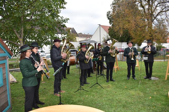Die Dorfmusik Jetzelsdorf spielte zur feierlichen Eröffnung der Tagesbetreuungseinrichtung in Haugsdorf. | Foto: Alexandra Goll