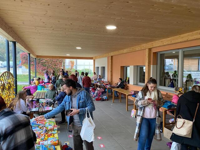 Am Kinderflohmarkt der Volksschule Maria Saal herrschte reges Treiben. | Foto: Elternverein Maria Saal
