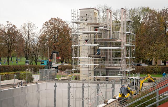 Im Freibad Leopoldskron wird trotz Winterpause eifrig gearbeitet. Bis zum Start in die neue Badesaison wird der Sprungturm saniert.  | Foto: Stadt Salzburg/ Alexander Killer