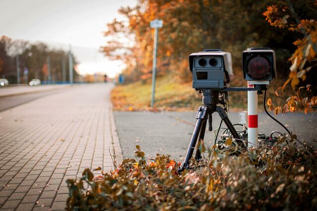 Polizeikontrollen bezüglich der Geschwindigkeitsübertretung, aber auch der Gebrauch eines Handys am Steuer, unterstützen die Verkehrssicherheit. | Foto: unsplash/Denny Müller