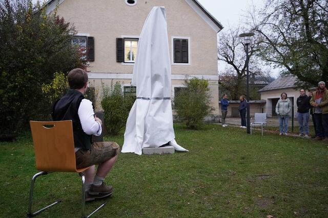 Kurz vor der Enthüllung. Musikalische Untermalung darf natürlich nicht fehlen. | Foto: Mein Bezirk