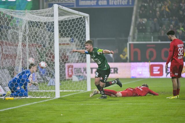 Richard Strebinger ist geschlagen, David Berger erzielte das 1:0 für die SV Ried. | Foto: GEPA pictures/ Christian Moser