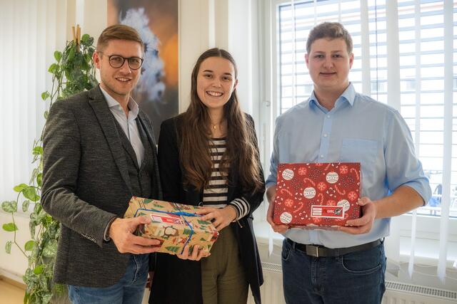 Die Geschenkaktion soll Kindern in Not Freude bereiten. Zu sehen hier: Patrik Fazekas, Magdalena Reisner, Daniel Heintz. | Foto: Thomas Niklos