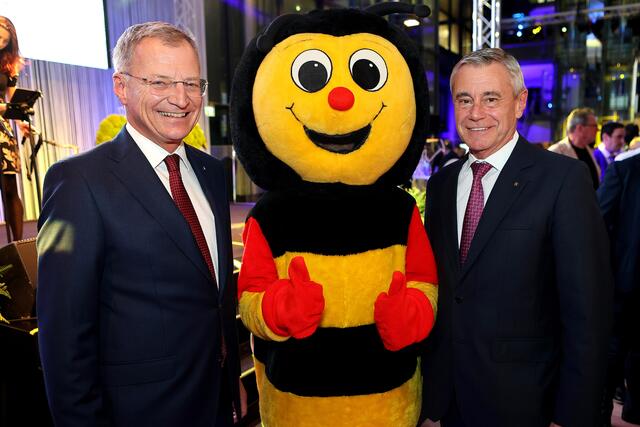 Landeshauptmann Thomas Stelzer (r.) und RLB OÖ-Generaldirektor und CEO Heinrich Schaller mit Sumsi. | Foto: RLB OÖ/Maringer