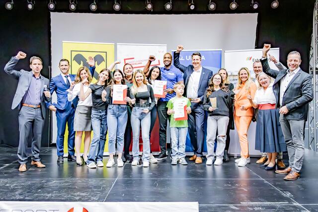 Freudestrahlende Gesichter bei den Siegervereinen UTC Halbturn (1. Platz), UBC Gunners Oberwart (2. Platz), USVC Wild Volleys Oberschützen (3. Platz) und Dance Station Austria (innovativstes Projekt) bei der Vergabe der Sportunion Jugenförderpreise.  | Foto: Sportunion