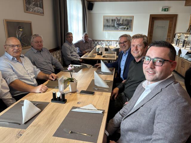 Nach dem Spatenstich wurde das Projekt auf Einladung der Neue Eisenstädter Gemeinnützige Bau-, Wohn- und Siedlungsgesellschaft m.b.H. noch im gemütlichen Rahmen gefeiert. | Foto: Christina Haller