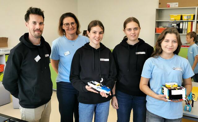 Direktorin Cornelia Dammelhart mit Fachlehrer Sebastian Lehner und Schülerinnen in der Robotikklasse. | Foto: Josef Messirek