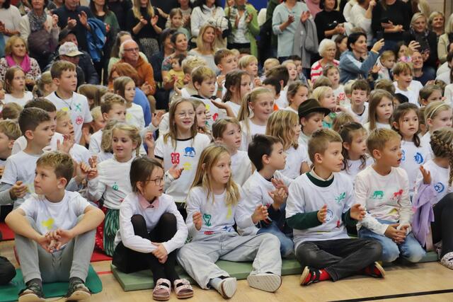 Für das Afrika-Fest bedruckten die Kinder in einem Workshop ihre T-Shirts mit Ornamenten aus Afrika.  | Foto: Edith Ertl