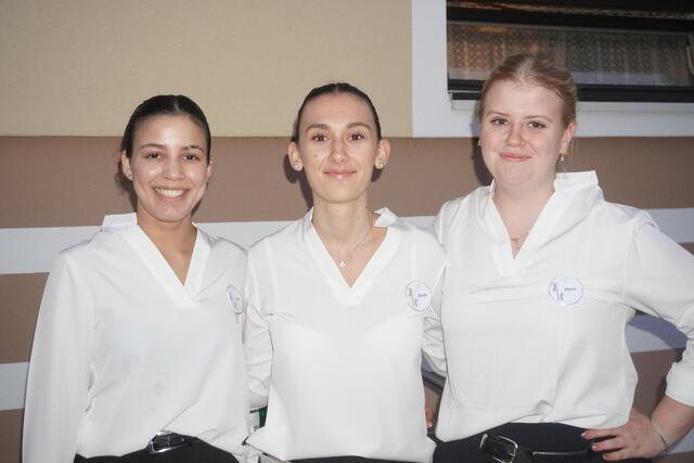 Clara, Sarah und Elena sorgten gemeinsam mit ihren Kolleginnen und Kollege in Küche und Service für einen gelungenen Abend in Harmisch. | Foto: Michael Strini