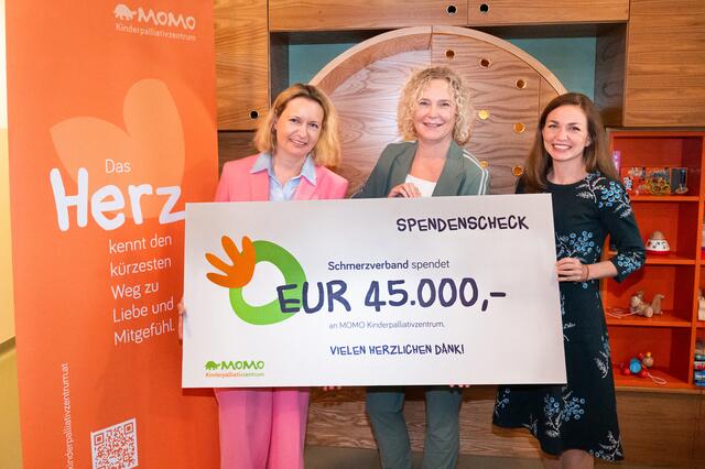 Eva Katharina Masel, Martina Kronberger-Vollnhofer und Astrid Pinsger bei der feierlichen Scheckübergabe.  | Foto: Stefanie J. Steindl