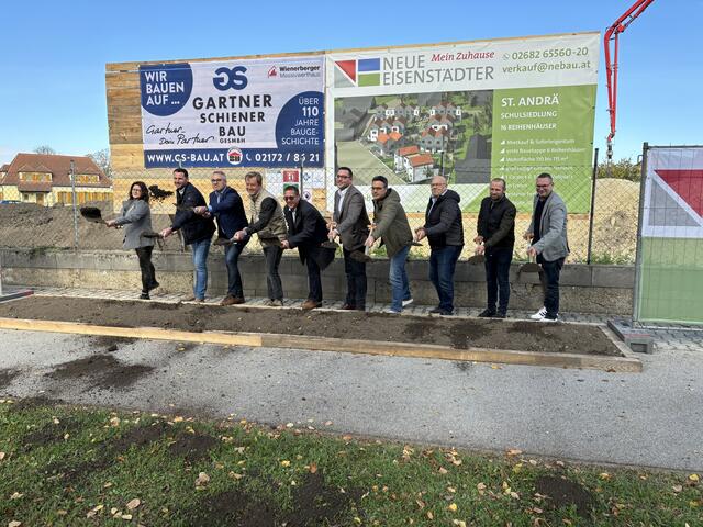 Der Spatenstich für die Schulsiedlung mit 16 Reihenhäusern wurde erfolgreich durchgeführt. | Foto: Christina Haller