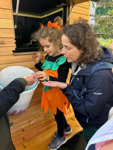 Lanea und Michaela Waiglein-Wirth mit Regenwürmern. | Foto: Waiglein-Wirth