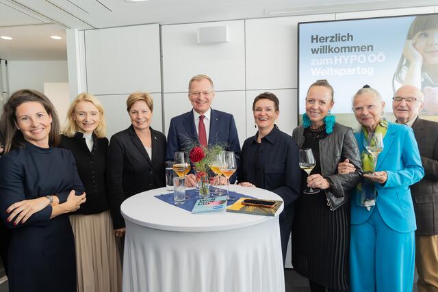 V. l.: FH-OÖ-Geschäftsführerin Isolde Perndl, Landesfinanzdirektorin Christiane Frauscher, JKU-
Vizerektorin Elgin Drda, HYPO OÖ CEO Klaus Kumpfmüller, LH Thomas Stelzer, JKU-Vizerektorin
Christiane Tusek, Künstlerin Isa Stein und Architektin Gertraude Steinlechner | Foto: Hypo OÖ/cityfoto