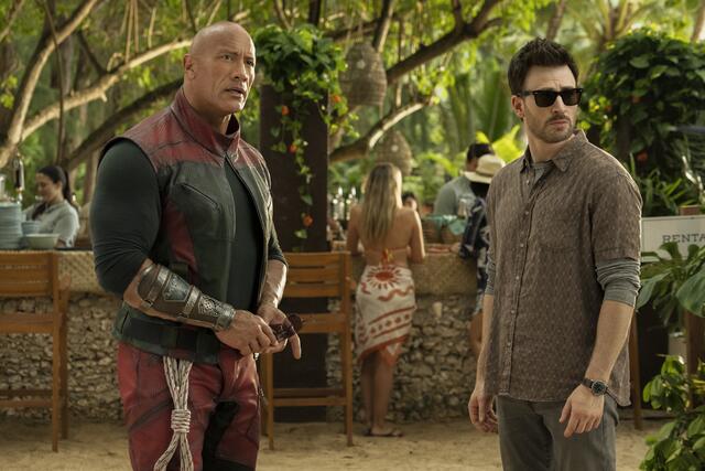 Der Sicherheitschef des Nordpols (Dwayne Johnson) begibt sich mit dem berüchtigtsten Kopfgeldjäger der Welt (Chris Evans) auf eine actiongeladene Mission rund um die Welt, um das Weihnachtsfest zu retten. | Foto:  2024 Warner Bros.