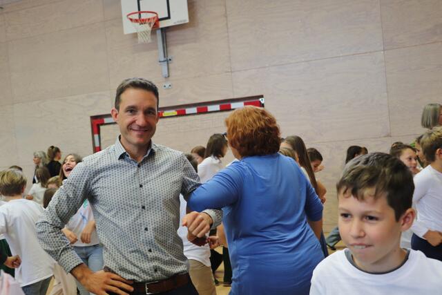 Mit den Kindern tanzten auch Schulleiter Stefan Kaiser und die Lehrer - bevor es auch die Eltern ihnen gleichtaten.  | Foto: Edith Ertl