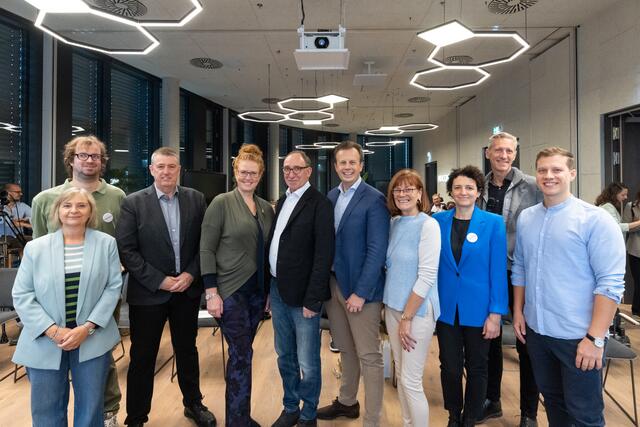 Diskutierten bei der Abschlussveranstaltung von "Meine Stimme zählt" (v.l.): Landtagsabgeordnete Claudia Klimt-Weithaler (KPÖ), Moderator Lukas Kupfersberger, Landtagsabgeordneter Klaus Zenz (SPÖ)​, Nationalratsabgeordnete Fiona Fiedler (Neos), Gesundheitsminister Johannes Rauch (Grüne), Gesundheitslandesrat Karlheinz Kornhäusl (ÖVP), Bundesrätin Andrea-Michaela Schartel (FPÖ), LebensGroß-Geschäftsführerin Susanne Maurer-Aldrian, Moderator Oliver Zeisberger und Christoph Lamprecht (MeinBezirk). | Foto: Konstantinov