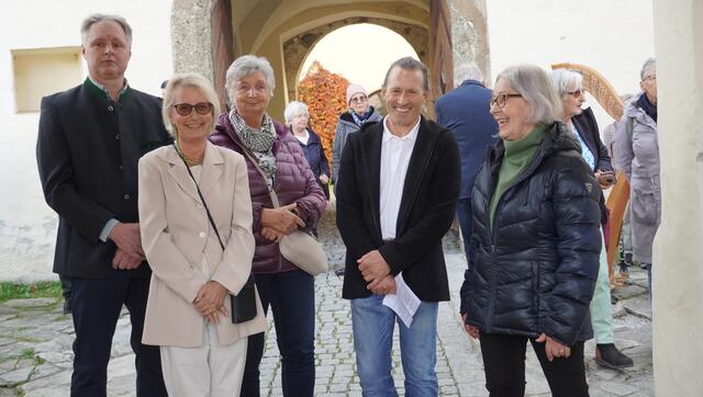 Paten und Familienmitglieder von Zäzilia Pfeiffenberger mit Bernhard Klettner und Judith Forthuber.  | Foto: Johannes Brandner