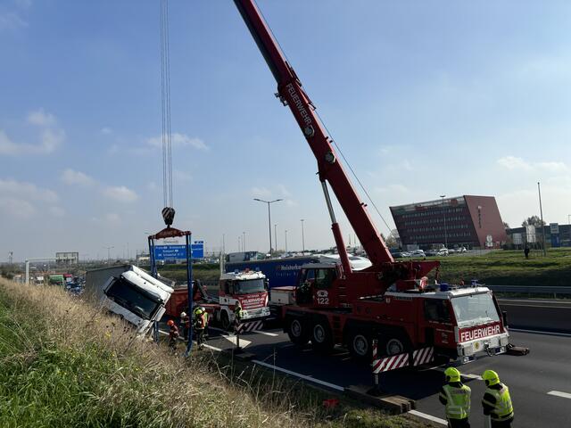 Mit dem Kranfahrzeug wurde der Lkw aus seiner misslichen Lage befreit.
 | Foto: FF Schwechat
