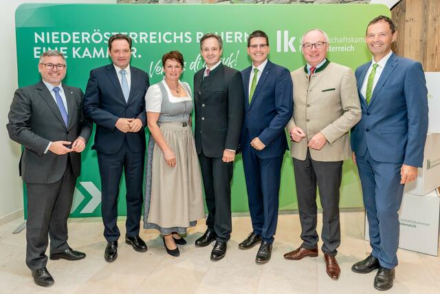(v.l.): LR Ludwig Schleritzko, Landwirtschaftsminister Norbert Totschnig, LK NÖ-Vizepräsidentin Andrea Wagner, LK NÖ-Präsident Johannes Schmuckenschlager, LK NÖ-Vizepräsident Lorenz Mayr, LH-Stv. Stephan Pernkopf und Kammerdirektor Franz Raab | Foto: Georg Pomaßl/LK Niederösterreich