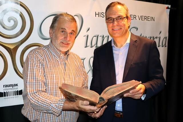 Obmann Karl Dudek und Referent Matthias Perstling (v.l.) präsentierten wertvolle Stücke