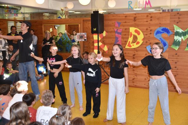 Festliche Eröffnung: Die Kinder des Jugendhorts KIDSMIX begeisterten die Gäste mit einstudierten Tänzen. | Foto: Kendlbacher