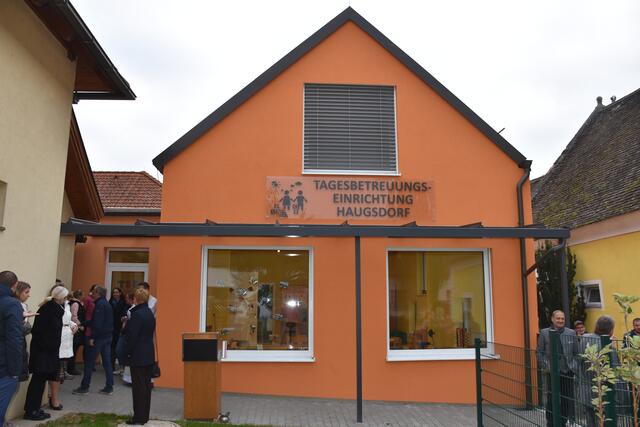 Der Zubau ist direkt neben dem Kindergarten und auch innen miteinander verbunden. | Foto: Alexandra Goll