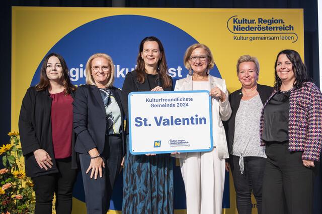Von links: Karin Buchberger, Petra Kowatschek, Bgm. Kerstin Suchan-Mayr, Landeshauptfrau Johanna Mikl-Leitner, Kulturstadträtin Birgit Seiler, Ulrike Gruber (Valentinum) | Foto: Daniela Matejschek