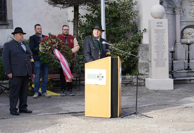 Der ÖKB OV Gresten bei der Ansprache vor dem Kriegerdenkmal. | Foto: ÖKB Gresten