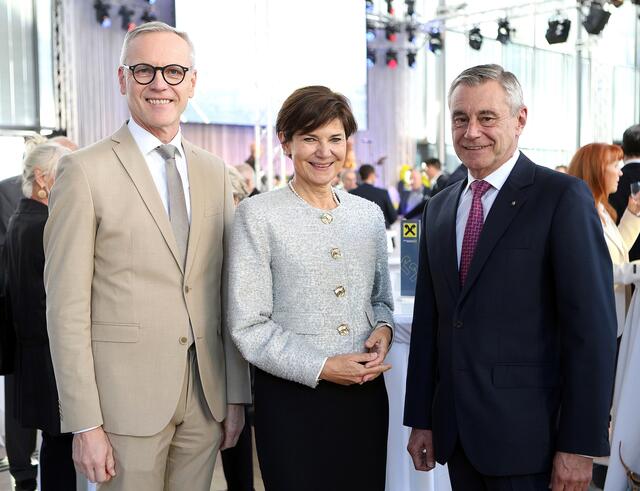 OÖ Versicherung-Generaldirektor Othmar Nagl, RLB OÖ-Generaldirektor-Stv. und CMO Michaela Keplinger-Mitterlehner, RLB OÖ-Generaldirektor und CEO Heinrich Schaller | Foto: RLB OÖ/Maringer