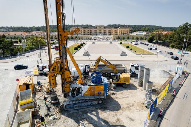 Baustelle mit Blick auf Schloss Schönbrunn. Hier wird die Tunnelbohrmaschine einen "Boxenstopp" machen.  | Foto: Wien Kanal