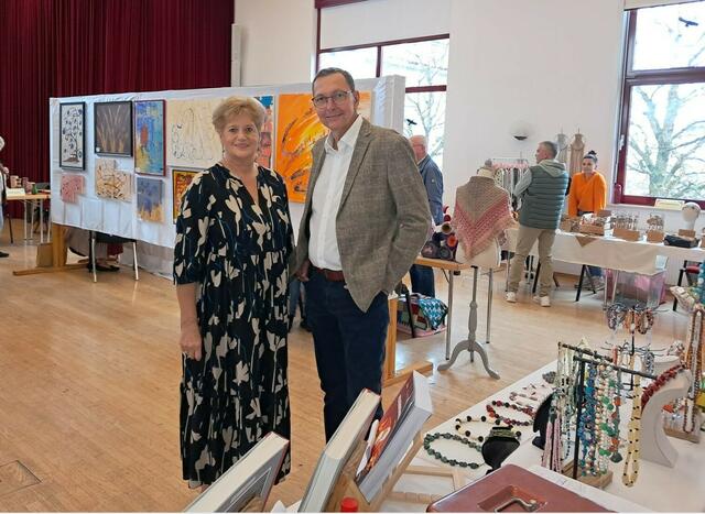 Ausschussobfrau Cornelia Reschner und Bürgermeister Klaus Höllerl bedanken sich bei allen Beteiligten. | Foto: Marktgemeinde Schlüßlberg