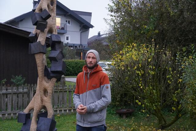 Bildhauermeister Anselm Reiter mit der fertigen Skulptur. | Foto: Simon Haslauer