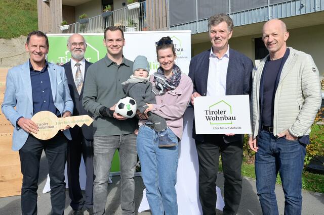 Bgm. Paul Sieberer, Pfarrer Sebastian Kitzbichler, Familie Seiwald, GF Walter Soier, Tiroler Wohnbau, GF Markus Prackwieser, din a4 ZT GmbH. | Foto: innfoto/W. Lackner