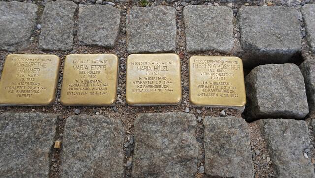 Im Sommer wurden die Stolpersteine für Margarethe Bammer, Maria Etzer, Maria Hölzl und Theresia Kössner im Goldegg verlegt.  | Foto: Johannes Brandner