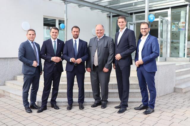 Landtagsabgeordneter Christian Kovacevic, Bezirkshauptmann Kurt Berek, Landeshauptmann-Stellvertreter Georg Dornauer, Kirchbichls Bürgermeister Herbert Rieder, Wörgls Bürgermeister Michael Riedhart und Landtagsabgeordneter Sebastian Kolland (v.l.) kamen am Festtag zusammen, um allen Verantwortlichen des Umbaus ihre Glückwünsche zu überbringen. | Foto: Nimpf