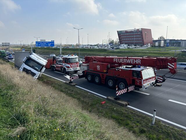 Der Kran der Feuerwehr Mödling bringt sich in Position. | Foto: FF Schwechat