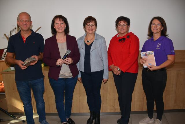 Für die Senioren da: Allgemeinmediziner Volker Sinnmayer, Bürgermeisterin Barbara Payreder, die Obfrauen des Seniorenbunds Zäzilia Hintersteiner und Hildegard Payreder, Community-Nurse Karolin Schwaiger.  | Foto: Zinterhof