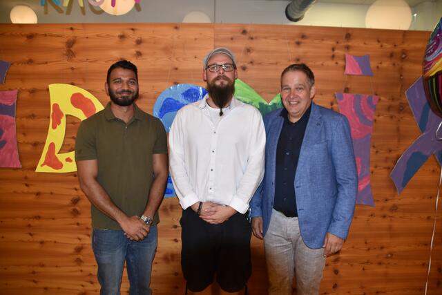 Gelungene Feier: Priester Stephen Dsouza, KIDSMIX-Teamleiter Markus Lichey und Bgm. Peter Schwemberger  | Foto: Kendlbacher