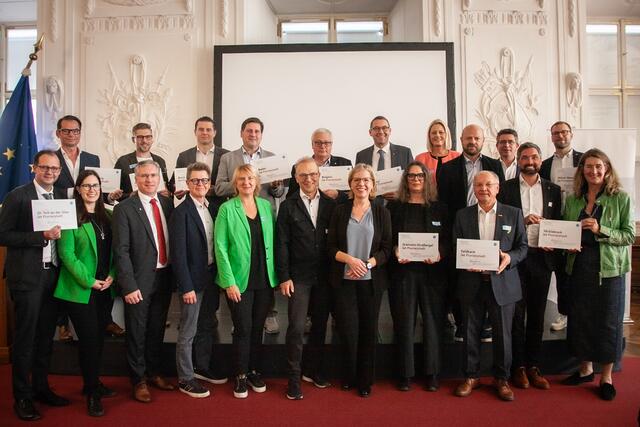  Leonore Gewessler überreicht Bürgermeistern der Klima-Pionierstädte eine Plakette als Auszeichnung für ihre Bemühungen. | Foto: Anna Piroto