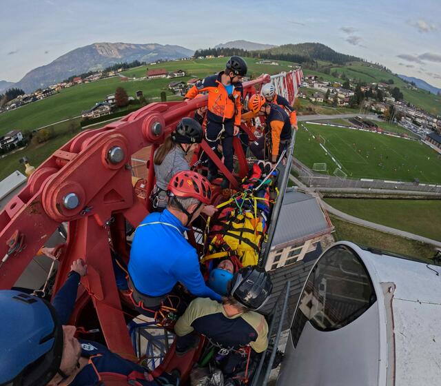 Ziel war es, die Rettung einer verletzten Person von einem Baukran zu trainieren. Diese Art von Übung ist entscheidend, um im Ernstfall schnell und effektiv handeln zu können. | Foto: Bergrettung Abtenau/Christoph Lindenthaler