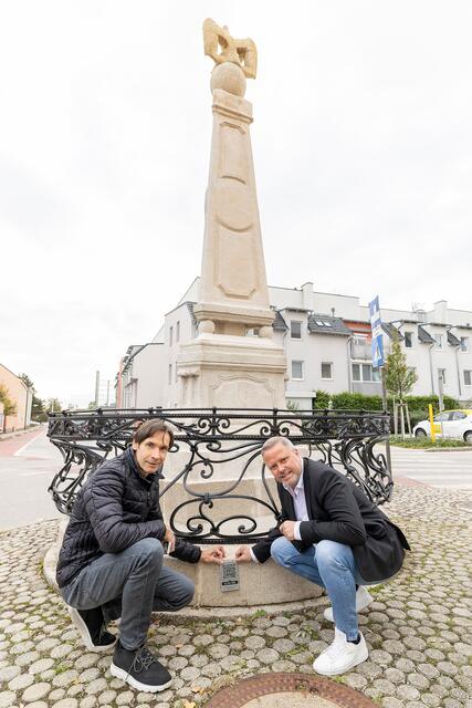 Stadtarchiv-Leiter Gerhard Geissl und Zweiter Vizebürgermeister LAbg. Rainer Spenger beim Kaiserbrunnen. | Foto: Stadt Wiener Neustadt/Weller